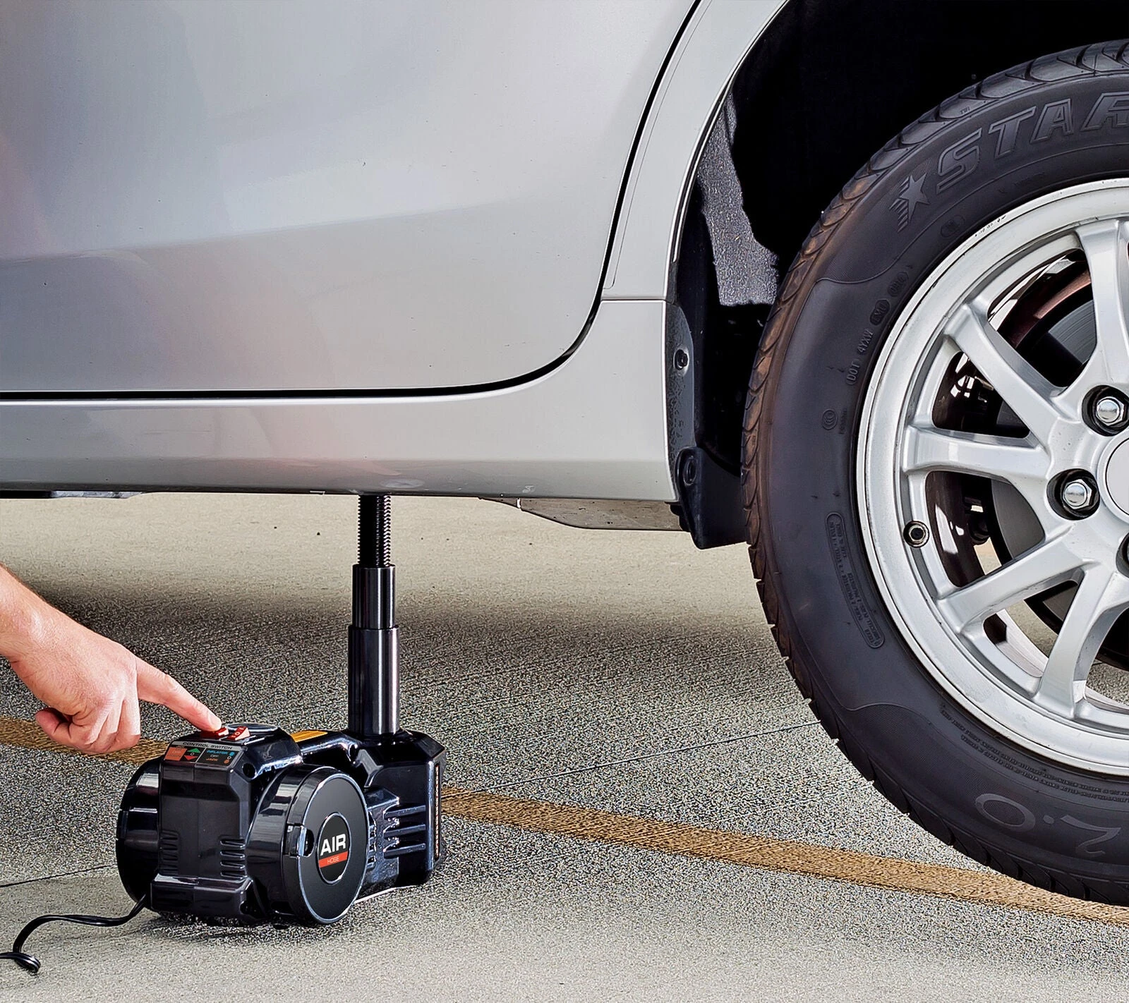 Powerbuilt 1 Ton 12V Electric Floor Jack - Image 4